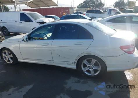 2011 Mercedes-Benz C 300 Luxury/Sport z USA, uszkodzony, nr VIN WDDGF5EB9BR164520